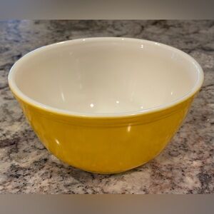 Pyrex Primary Yellow Bowl 1 1/2 Qt. #402